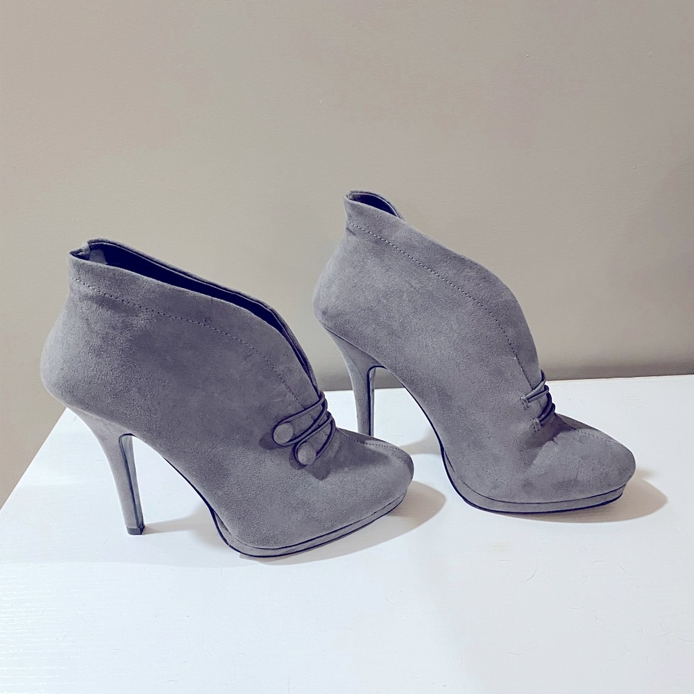 APT9 Gray heel booties